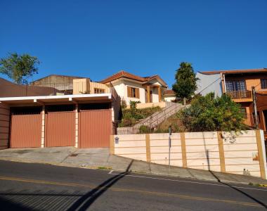 Excelente Casa com piscina.